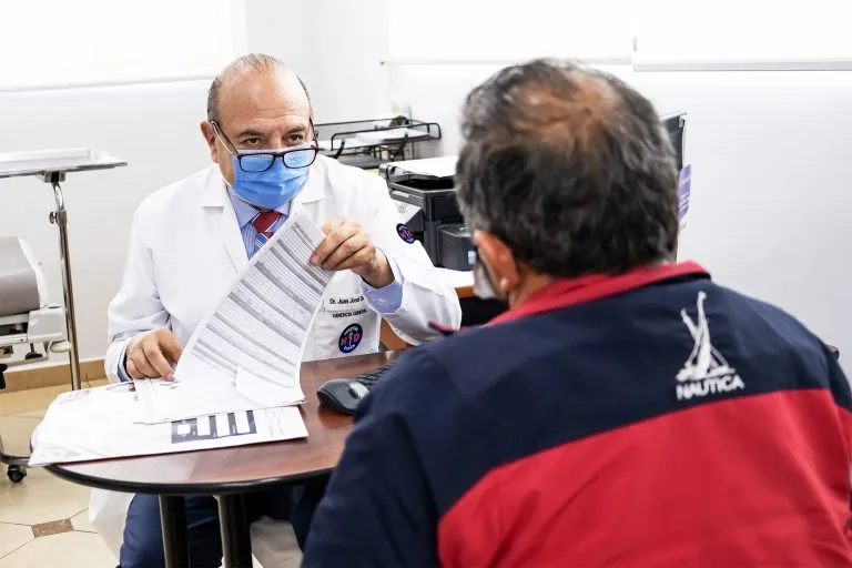 El Dr. Juan José Durán en consulta con un paciente