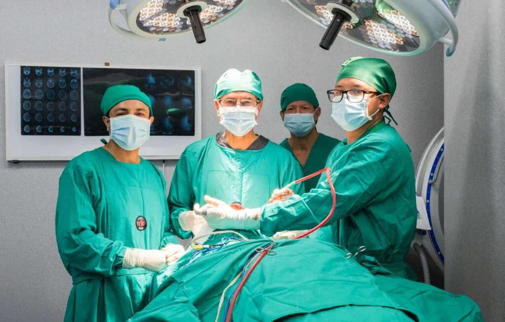 Equipo quirúrgico de Hospital Durán en intervención